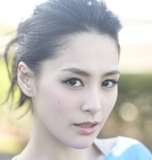 那些有美人痣的女明星,迪丽热巴美艳动人,最后一位的最霸气