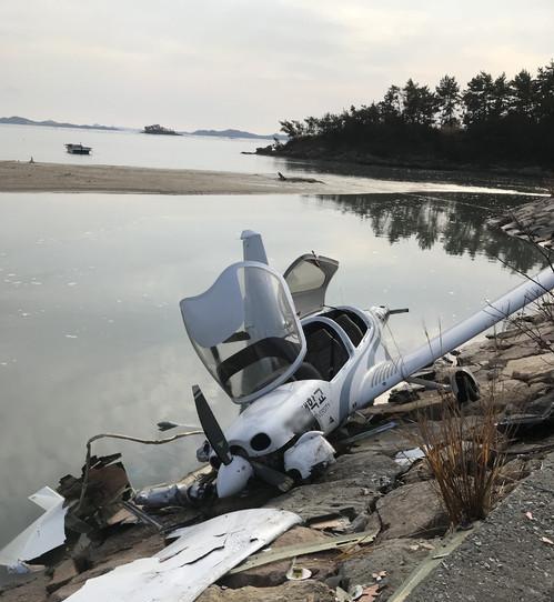 韩国一轻型飞机海边迫降:机身受损 3人受伤