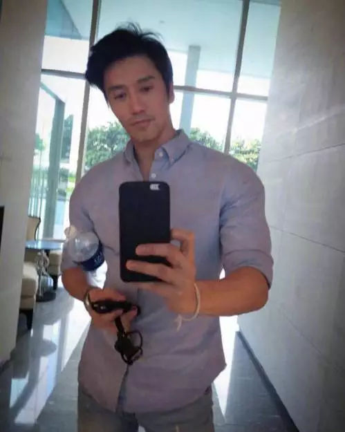 《远走高飞》曾经当过模特是新加坡画家陈世集的儿子艺名陈宇飞他真名