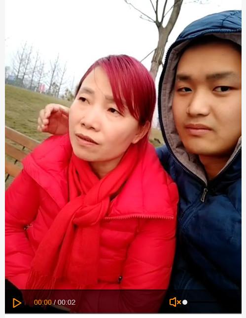 47岁女人爱上26岁小伙, 还为他生了一个儿! 网友: 或许是真爱呢!