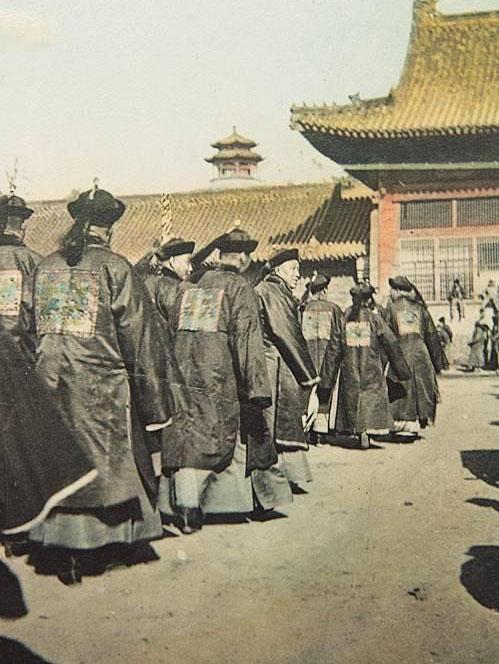 京官大臣上完早朝去哪里,不是回家坐着喝茶!