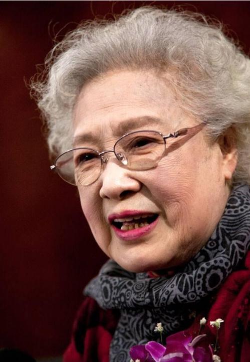 96岁秦怡比赵雅芝刘晓庆还显嫩,默默无闻捐出毕生积蓄令人敬佩