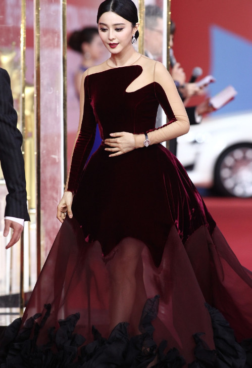 范冰冰站台捞金,高端裙子惊艳媒体眼球下半身太抢镜,李晨太有福了