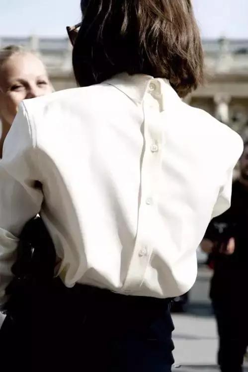 今天是看什么衬衫穿什么波浪不然,我怎么能在现在的胸口上开个玩笑呢?