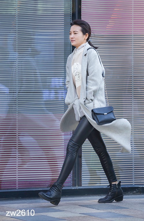 街拍皮裤美女,时尚飘逸很有气质