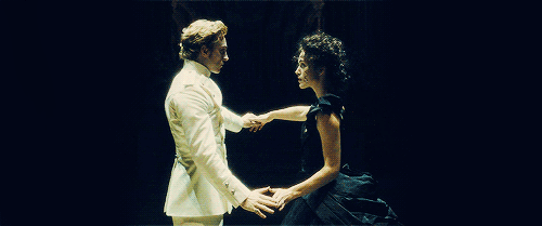 "这条黑裙子看着轻飘飘的,但实际上挺沉的, 布料如果完全展开的话有16