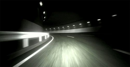 惨痛:高速路出隧道时没有减速,直接将车开上了天-新浪汽车