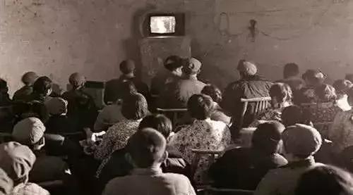 鹿晗关晓彤暴击粉丝,盘点三代人追星神器:杂