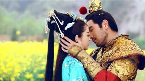 秦义陆又投靠了吕布,为了讨好吕布,便把自己的老婆貂蝉献给了吕布,在