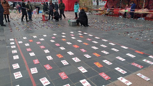 春节地摊套圈游戏暗藏猫腻 不知不觉诓人钱财