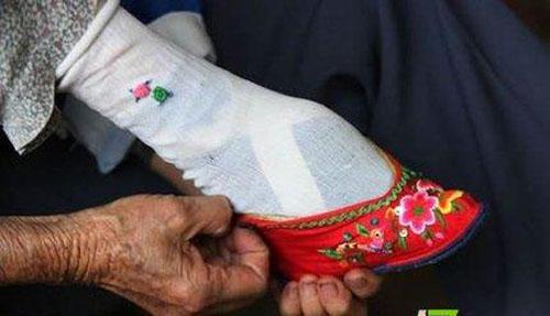 旧社会有五个男人也裹脚