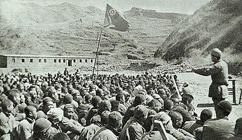 所以日本偷袭美国引发全面二战,最后美国在日本投下了两颗原子弹,表面