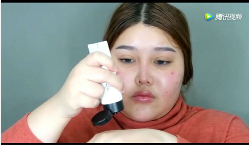 满脸痘痘的胖妹子素颜被嫌弃,妆后竟然比范冰冰还美,超惊艳!