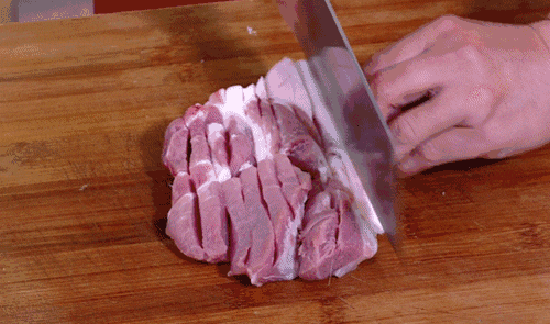 步骤:1,把猪肉洗干净,一块块切好,再剁成肉泥.