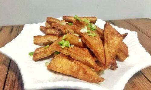 蒜子,蚝油,盐,葱,生抽,胡椒粉,白糖,麻油做法:1,首先将豆腐切成三角形