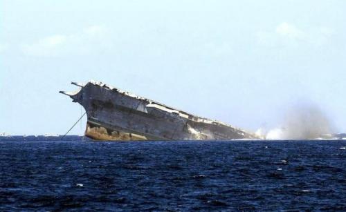 水兵干活时意外点燃照明弹 一把扔进武器库 4万吨航母爆炸险沉没