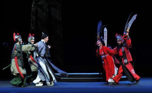 他写了世界上第一部研究蟋蟀的专著,但贪图享乐最后死于厕所