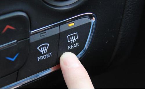 前挡风玻璃起雾该怎么处理?教你几招轻松对抗雾气!