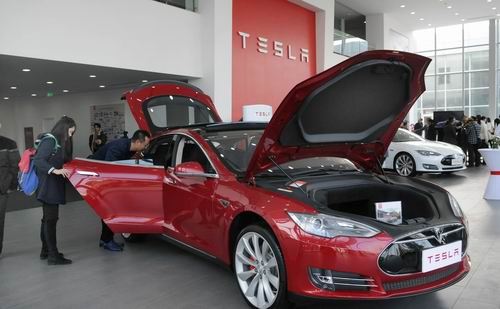 100万刚提的特斯拉,自动驾驶上路后直接撞毁,商家:跟我无关