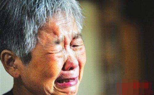 母亲病逝,儿子不理,前妻回来披麻戴孝,没想到竟因此收获福报