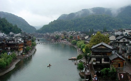 双江古镇山水雾中的小镇