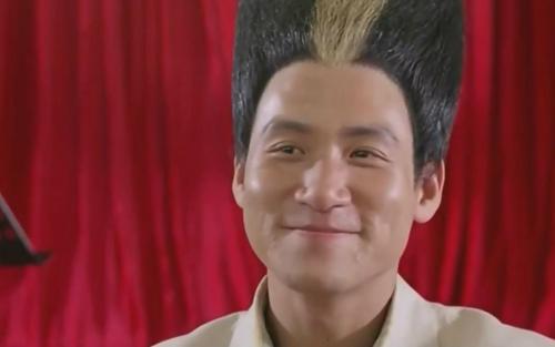 饰演扫把头,长长的扫把头真的很恶搞哎.