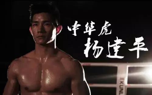 日本拳手对中国裁判脸上吐口水,他冲上擂台一