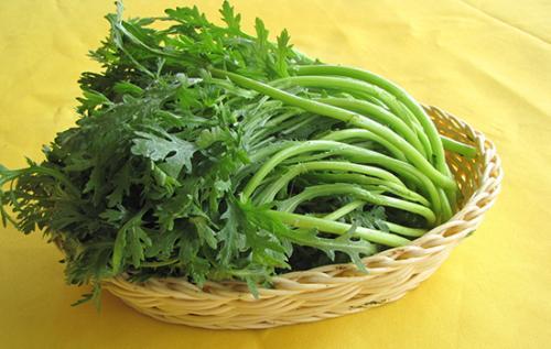 1,利小便,降血压茼蒿具有清血,养心,降压,润肺之功效,它含有一种挥发