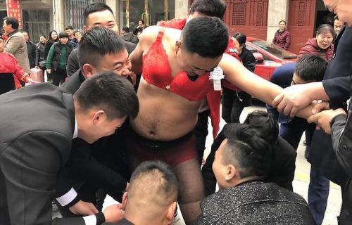 又现奇葩婚闹!男子迎亲时将2箱生粉砸向新郎新娘