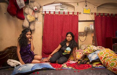 印度贫民窟的女孩在红灯区出卖自己的肉体, 场面露骨