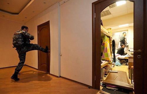 老婆开间洗脚店, 但从不许我去店里, 这天我踹开店门后, 生不如死