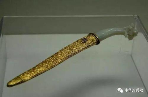走近故宫博物院，揭秘清朝皇帝们生前都用过哪些武器装备！|故宫博物院|白玉|匕首_新浪新闻