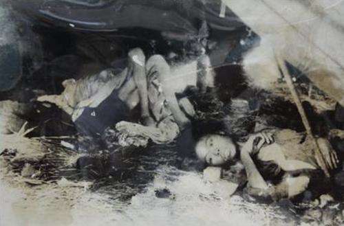 汉奸带日军闯入"寡妇村", 逼跳侮辱舞, 汉奸在边上偷着乐.