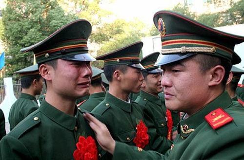 士兵的服役年限满30年,也就所谓的"兵王"七级士官专业上说是一级军士