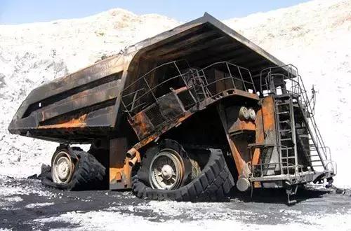 当世界上最大的轮胎爆胎后 结果太尴尬