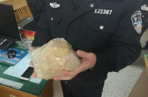 喝醉坐出租丢下20斤黄金"跑"了,你人在哪里?13元的费还没给呢