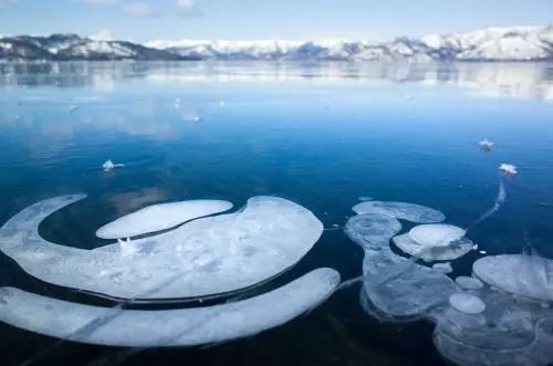 北海道屈斜路湖开始全面结冰景色梦幻非常
