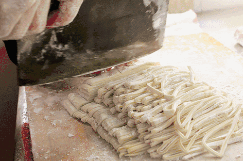 如果说揉面是力量与时间的博弈,那么擀面和切面就是技巧与功夫的对决