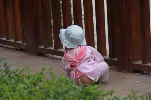 2岁宝宝屁股上长红疹,妈妈送医后,医生:大冬天你穿开裆裤试试