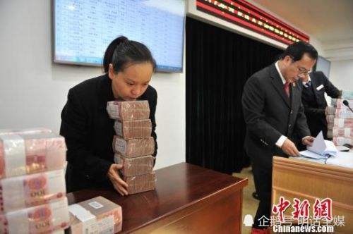 5000万现金堆满桌子,像拍宣传片一样发钱,求当事人心理阴影面积