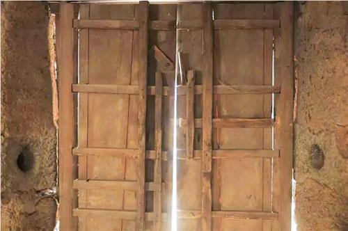 学古代人在防盗门后加小机关, 小偷都绕道走! 邻居被偷我家也安全