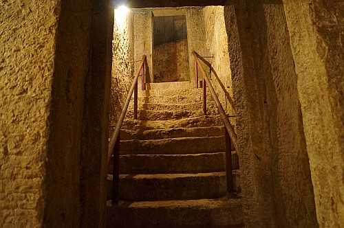 这座千年王墓的防盗手段竟是墓中碑石上刻的几行字