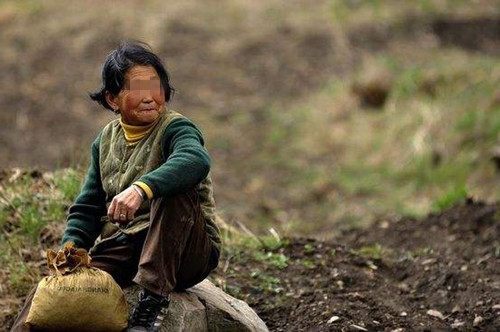 2岁宝宝流鼻涕,送医检查后,妈妈说:农村不适合我们城里人