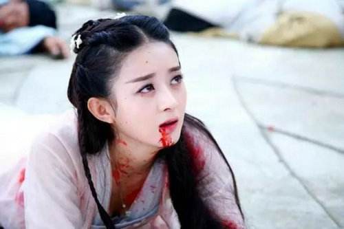 娱乐圈几位女星的吐血照,除了逼真以外还特别的美!