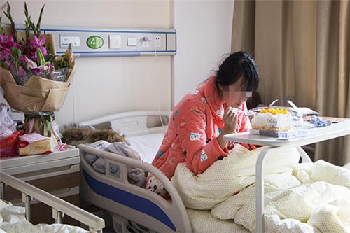 17岁孕妇怀孕, 宝爸是自己18岁的哥哥, 孩子出生家人哭成一团