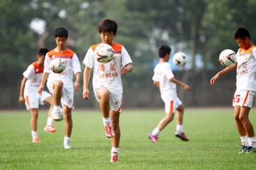 申花U16主教练批年轻球员不够低调与谦逊,年