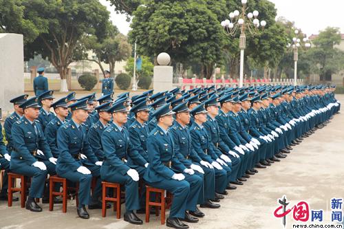 南部战区空军某场站组织单个军人队列动作规范化考核