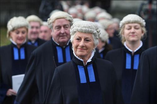 为什么香港和英国的律师出庭要带假发?