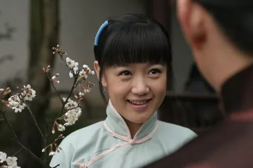 在巴金小说《家》改编的同名电视剧当中,薛佳凝饰演美丽又刚烈的鸣凤.