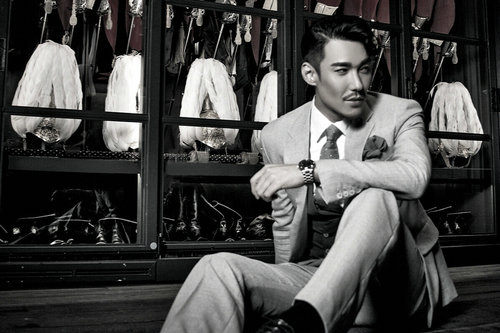 当全球主流精品的设计都以西方人的身材尺寸设计的时候,胡兵让所有的